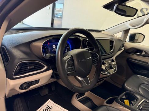 Used 2023 Chrysler Pacifica Touring-L FWD image 12