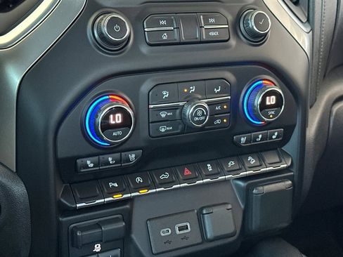 Used 2021 Chevrolet Silverado 1500 LTZ AWD/4WD image 16