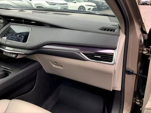 Used 2023 Cadillac XT4 Luxury w/ Cold Weather Package image 15