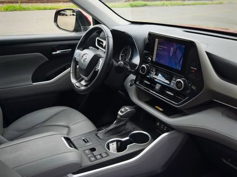 Used 2023 Toyota Highlander XLE FWD image 33