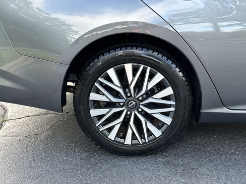 Used 2024 Nissan Altima 2.5 SV FWD image 17