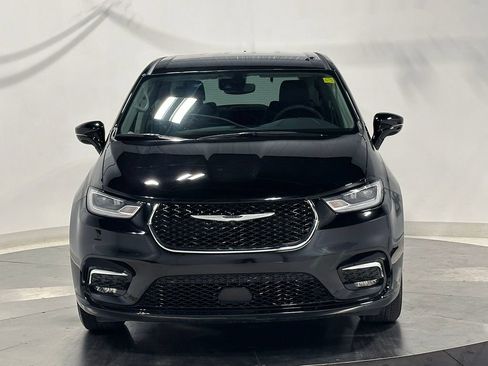 Used 2024 Chrysler Pacifica Touring-L FWD image 3