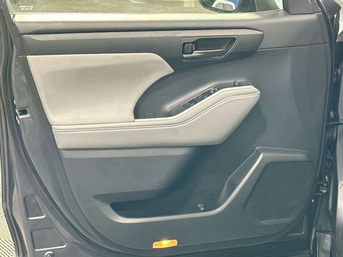 Used 2022 Toyota Highlander LE image 15