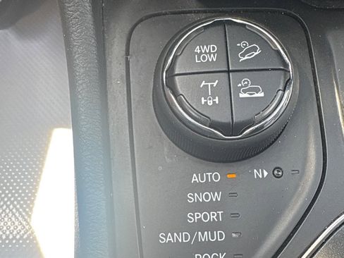 Used 2019 Jeep Cherokee Trailhawk w/ Cold Weather Group AWD/4WD image 16