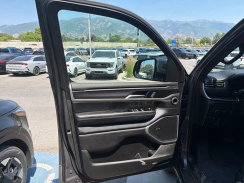 Used 2023 Jeep Wagoneer 4WD w/ HD Trailer Tow Package image 10