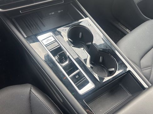 Used 2025 Volkswagen Atlas SE image 25