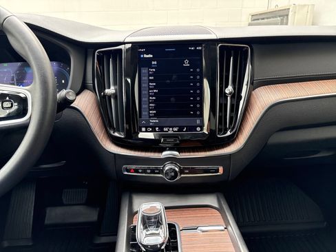 Certified 2023 Volvo XC60 B5 Ultimate w/ Climate Package image 19