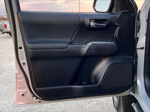 Used 2020 Toyota Tacoma TRD Sport w/ Technology Package image 20