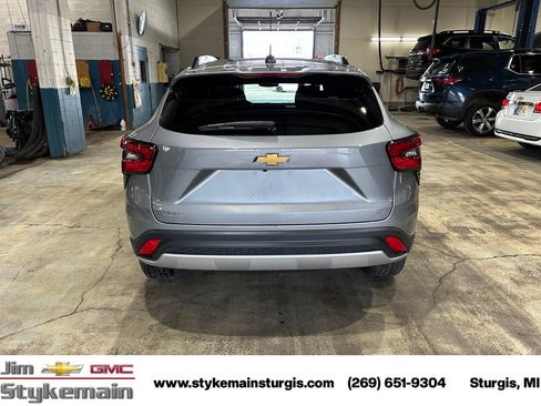 Used 2025 Chevrolet Trax LT FWD image 7