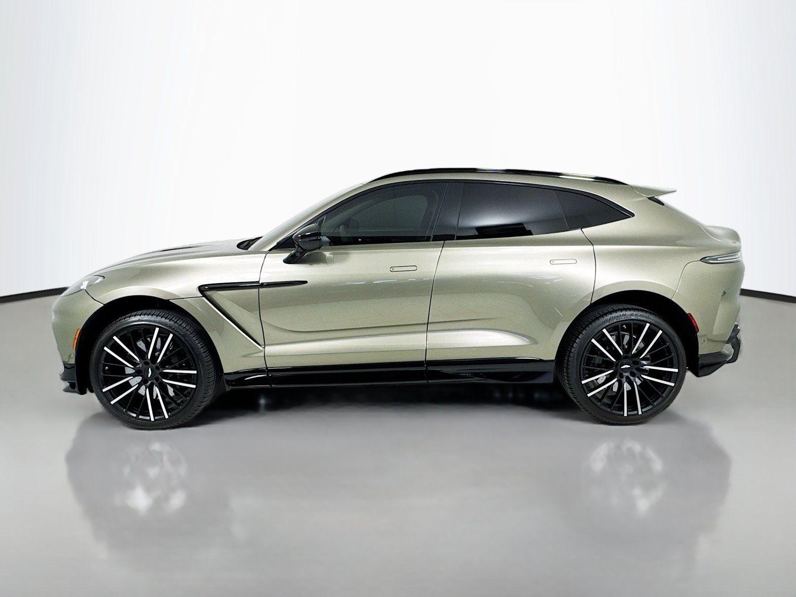 Used 2025 Aston Martin DBX 707 AWD/4WD image 4