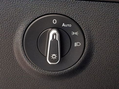 Used 2025 Volkswagen Taos SE image 21