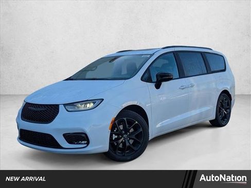New 2026 Chrysler Pacifica Limited image 1