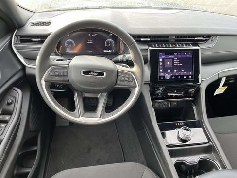 Used 2025 Jeep Grand Cherokee Laredo X AWD/4WD image 12