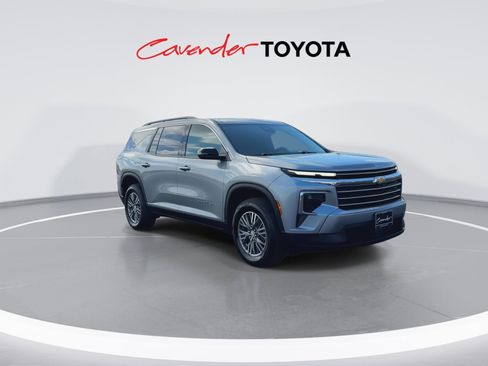 Used 2026 Chevrolet Traverse LT FWD image 2