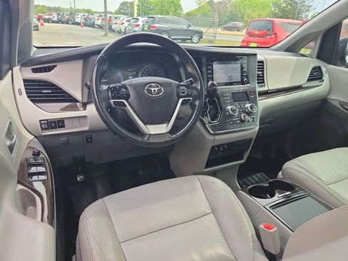 Used 2018 Toyota Sienna XLE w/ XLE Navigation Package image 8