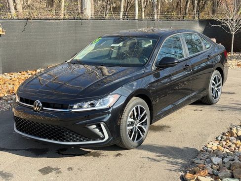 New 2025 Volkswagen Jetta SE image 1