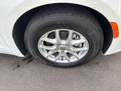 Used 2023 Chrysler Pacifica Touring FWD image 38