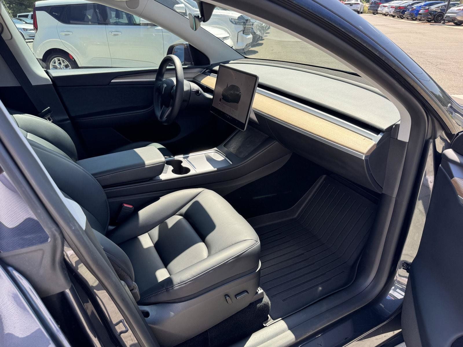 Used 2024 Tesla Model Y Long Range AWD/4WD image 17