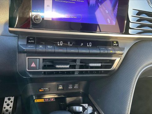 Used 2025 Toyota Camry SE FWD image 32