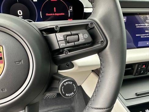 Used 2026 Porsche Macan Electric RWD image 17