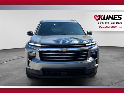 Used 2024 Chevrolet Traverse LT FWD image 3