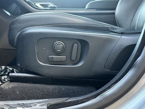 Used 2020 Land Rover Range Rover Velar S image 27