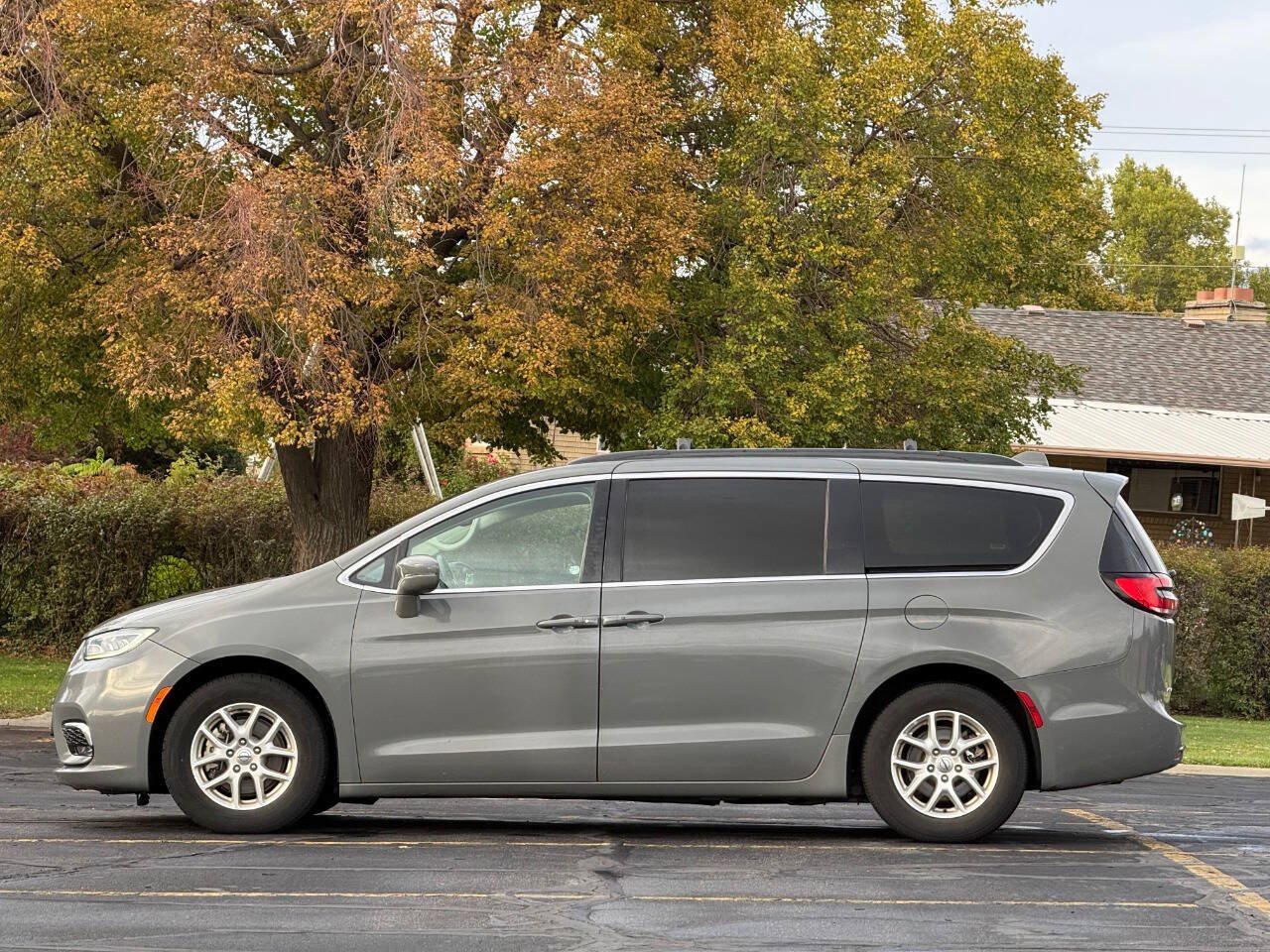Used 2022 Chrysler Pacifica Touring-L FWD image 2