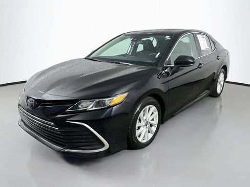 Used 2022 Toyota Camry LE FWD image 3