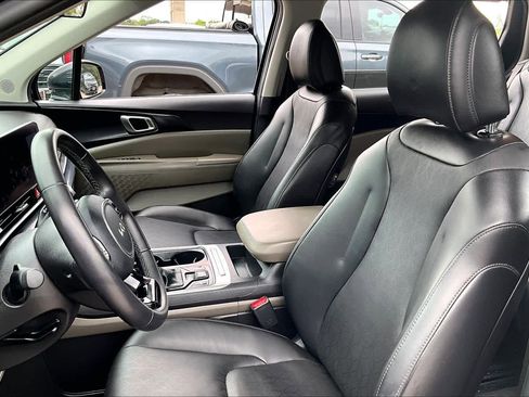 Used 2025 Kia Carnival FWD image 8