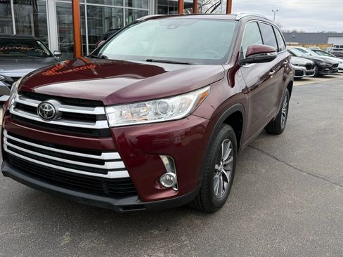 Used 2017 Toyota Highlander XLE image 3