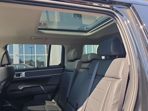 Used 2025 Hyundai Santa Fe Limited AWD/4WD image 25