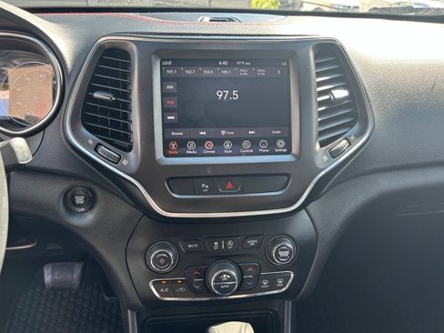 Used 2019 Jeep Cherokee Trailhawk AWD/4WD image 17
