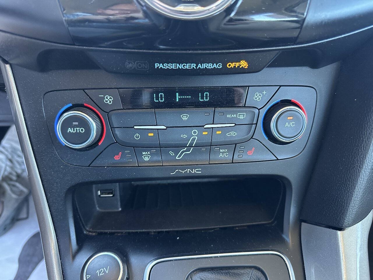 Used 2016 Ford Focus Titanium FWD image 11