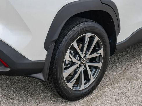 Used 2023 Toyota Corolla Cross XLE w/ Convenience Package FWD image 11