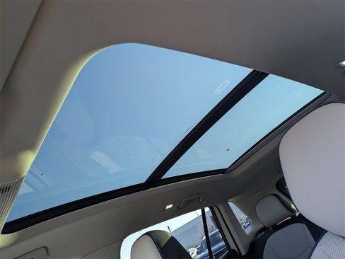 New 2025 Volkswagen Tiguan SE image 20