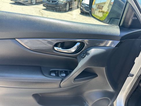Used 2018 Nissan Rogue SV AWD/4WD image 13