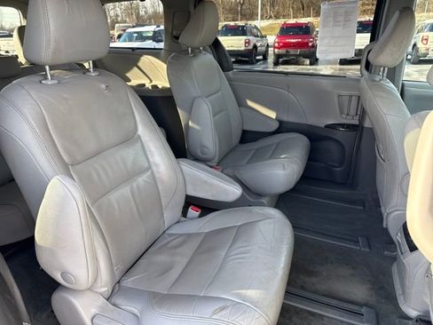Used 2018 Toyota Sienna XLE image 11