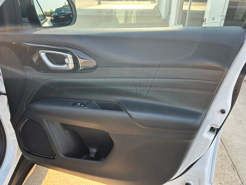 Used 2025 Jeep Compass Trailhawk AWD/4WD image 34