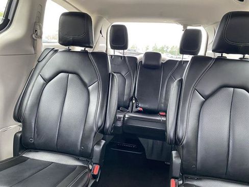 Used 2023 Chrysler Pacifica Touring-L FWD image 23
