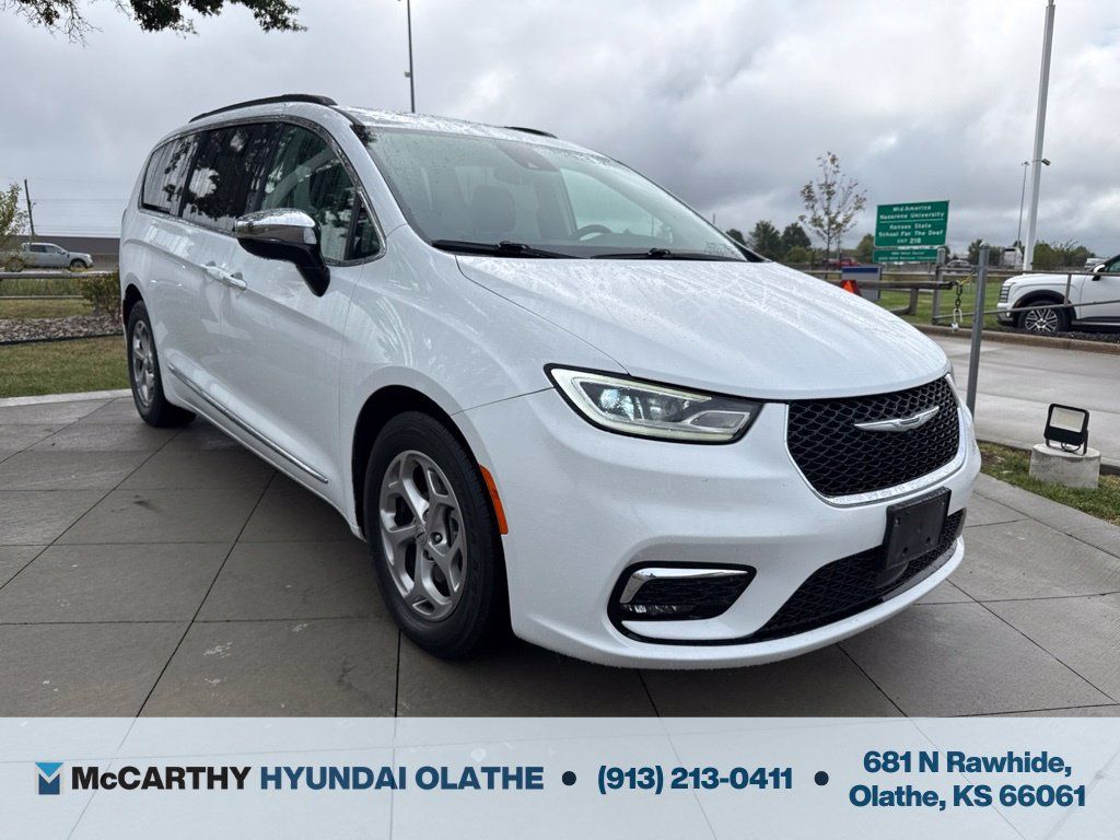Used 2023 Chrysler Pacifica Limited FWD image 2