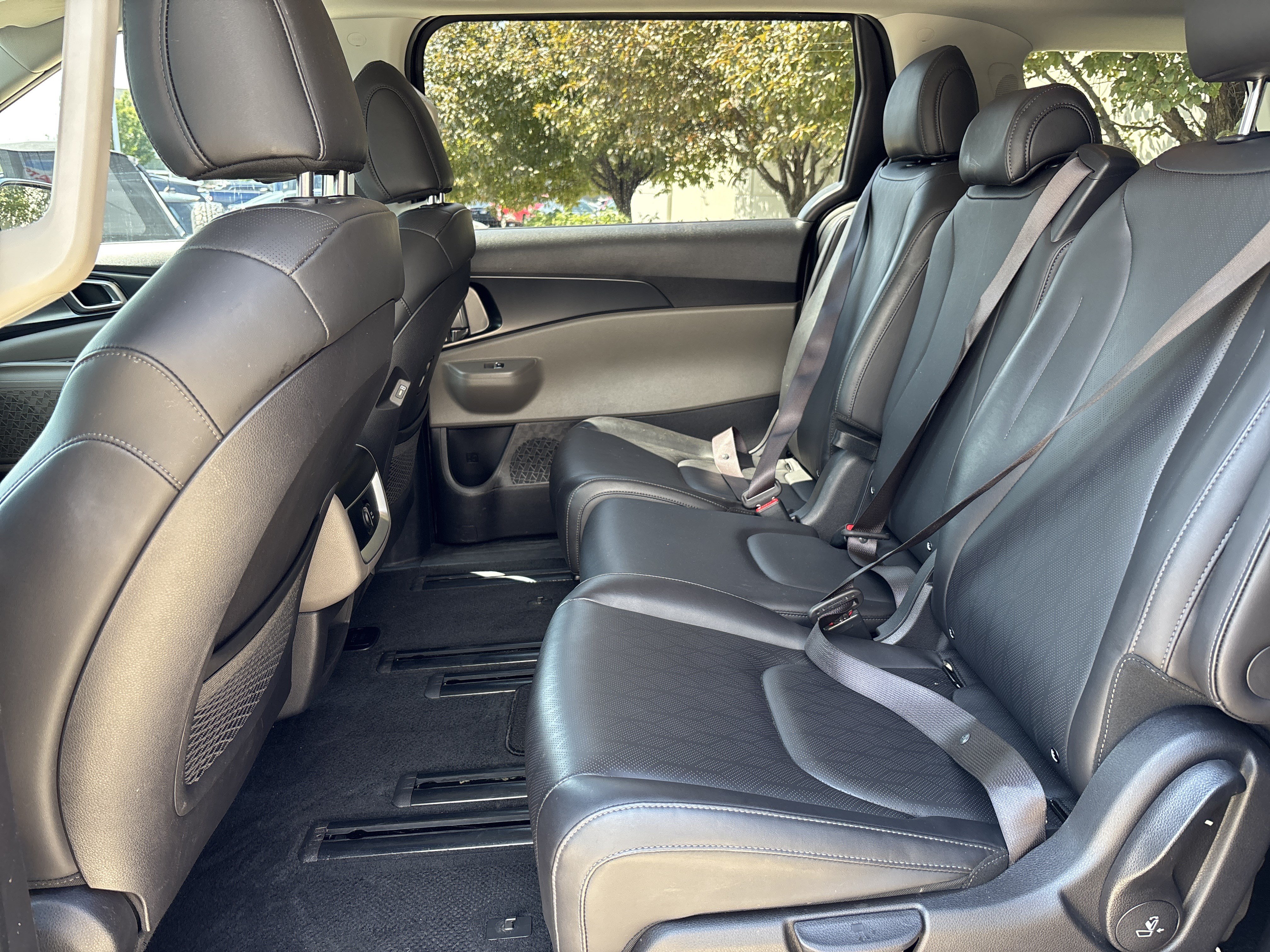 Used 2025 Kia Carnival FWD image 30