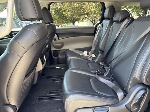 Used 2025 Kia Carnival FWD image 30