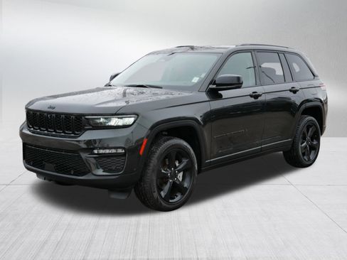Used 2023 Jeep Grand Cherokee Limited w/ Luxury Tech Group II image 3