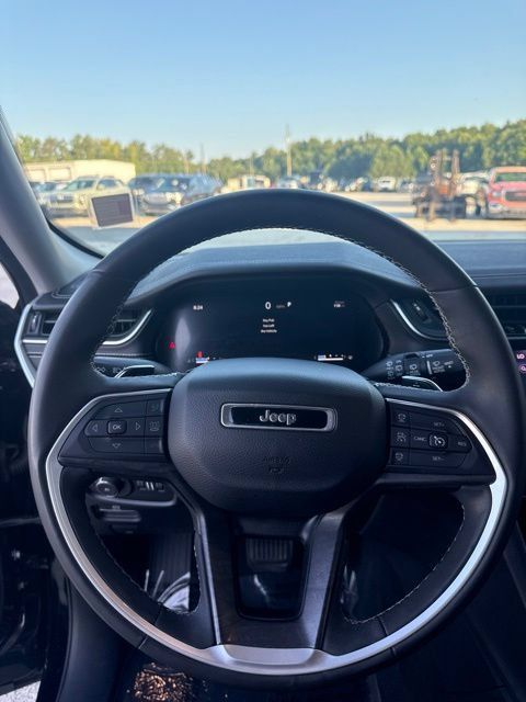 Used 2023 Jeep Grand Cherokee Limited w/ Luxury Tech Group II AWD/4WD image 29