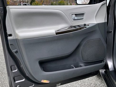Used 2017 Toyota Sienna XLE image 21