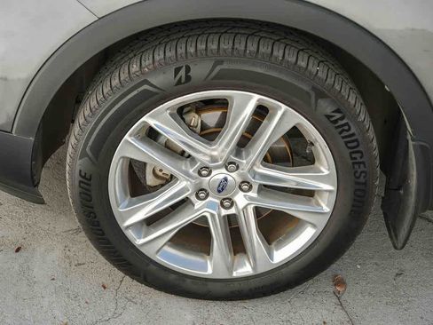 Used 2017 Ford Explorer XLT w/ Equipment Group 202A FWD image 10