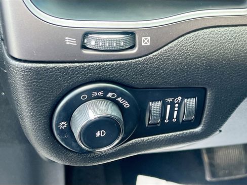 Used 2019 Jeep Cherokee Latitude Plus w/ Cold Weather Group image 10