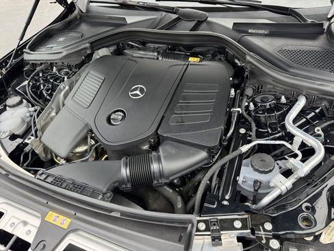Used 2025 Mercedes-Benz GLC 300 4MATIC image 5