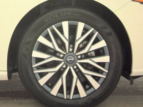 Used 2025 Nissan Altima 2.5 SV FWD image 21