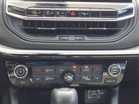 Used 2025 Jeep Compass Trailhawk AWD/4WD image 17